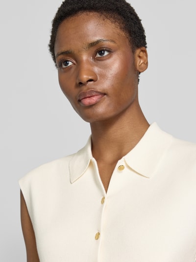 Frauenmodel trägt Relaxed Fit Weste aus Baumwoll-Mix von Tommy Hilfiger in Creme mit goldenen Knöpfen, glatte Textur, Nahaufnahme Oberkörper, Damen Weste von Tommy Hilfiger.