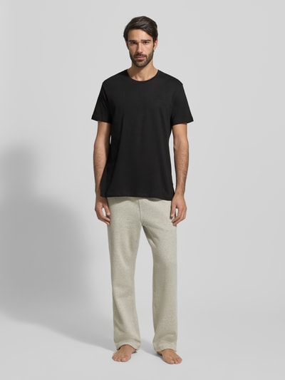 Männermodel trägt T-Shirt mit Rundhalsausschnitt im 2er-Pack Modell 'ComfortS' von BOSS, unifarben, weiche Baumwolle, Ganzkörperansicht von vorne.