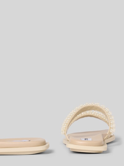 Produktfoto, Pantolette mit Perlenbesatz Modell 'Sinne' von Steve Madden, eckige Form, dünne Riemen, offene Ferse, glatte Sohle, Beige, Absatzhöhe 1 cm, Damen Pantolette