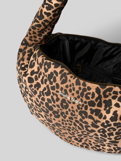Produktfoto, Shoulder Bag aus reiner Baumwolle mit Logo-Stitching von Studio Noos, Allover-Animal-Print, Reißverschluss, Detailansicht, Baumwollstruktur