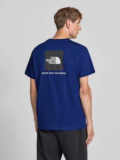 Mannelijk model draagt t-shirt met labelprint Model 'Evolution' van The North Face, katoenmix, regular fit, ruglengte bij maat M 73 cm, Ganzkörperansicht Rückansicht.