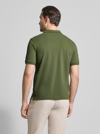 Männermodel trägt Slim Fit Poloshirt mit Logo-Stitching von Gant aus Reine Baumwolle, Polo-Kragen, Kurzärmelig, Rückenlänge 70 cm, Ganzkörperansicht Rückansicht.