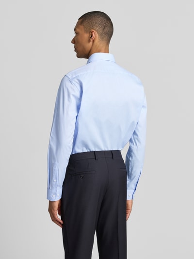 Männermodel trägt Regular Fit Business-Hemd mit Kentkragen von Christian Berg Men, Hellblau, Reine Baumwolle, Ganzkörperansicht Rückansicht. Rückenlänge bei Größe 39/40: 78 cm, Schulterbreite: 43 cm, Ärmellänge: 65 cm, Knopfleiste, Sportmanschetten, abgerundeter Saum.