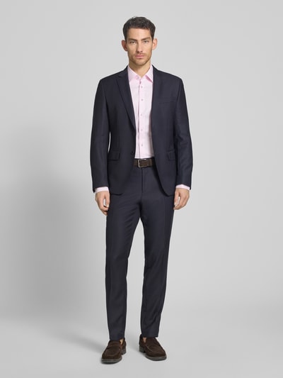 Männermodel trägt Regular Fit Business-Hemd mit Kentkragen von ETERNA in Hellrosa, Reine Baumwolle, Langärmelig, Ganzkörperansicht von vorne.