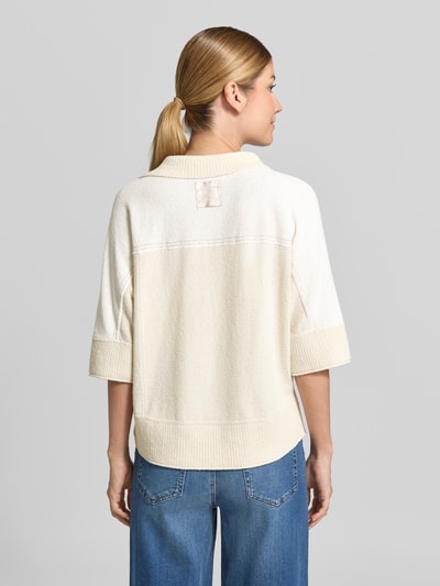 Frauenmodel trägt Regular Fit Bluse in Strick-Optik von Marc Cain in Creme mit Baumwoll-Mix, Halbarm, Rückansicht, Ganzkörperansicht.