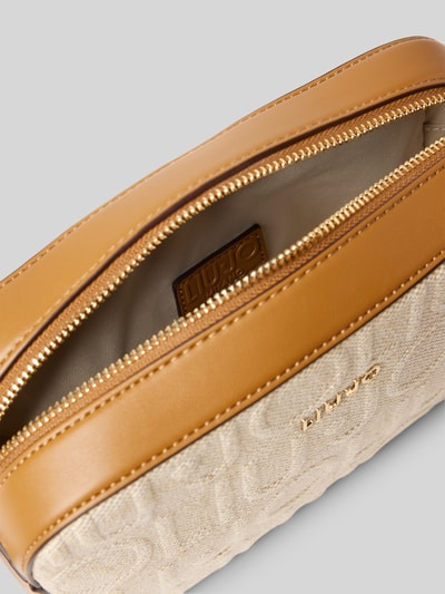 Produktfoto, Camera Case mit Logo-Detail Modell 'Manhattan' von Liu Jo White in Beige mit Reißverschluss und schmalem Schulterriemen, Nahaufnahme Oberseite, Hauptfach sichtbar, strukturierte Oberfläche, Maße 23x16x8 cm, Schulterriemen 130 cm.