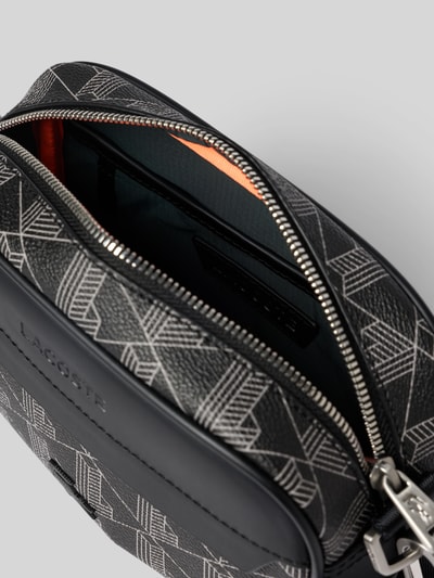 Produktfoto, REPORTER BAG von Lacoste für Herren, schwarz mit weißem Muster, grobe Textur, silberner Reißverschluss, Nahaufnahme