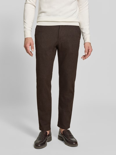 Mannenmodel draagt donkerbruine slim fit chino van katoenmix, subtiele textuur, Slim Fit Chino uit katoenmix Model 'MILES' van Selected, Heren chino, vooraanzicht heup-tot-en-met-voeten.