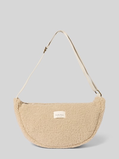Productfoto, Shoulder Bag uit Teddybont van Studio Noos, met hoofvak met ritssluiting, verstelbare schouderband, logopatch, breedte 40 cm, lengte 20 cm, diepte 8 cm, schouderbandlengte 75 cm