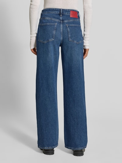 Frauenmodel trägt Straight Fit Jeans aus Baumwoll-Mix von MYON, 5-Pocket-Design, mittelblaue Denim-Struktur, Ganzkörperansicht Rückansicht.