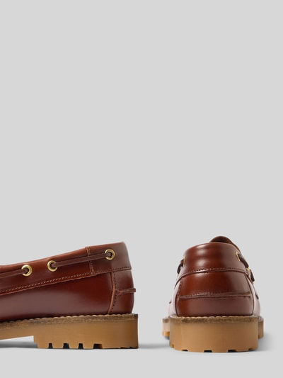 Produktfoto, Slipper aus echtem Leder mit profilierter Sohle von BIANCO in Braun mit Zierbesatz, abgerundete Passform, Absatzhöhe 3 cm, Schafthöhe 6 cm, Schaftweite 12 cm