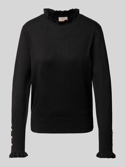 Produktfoto, schwarzer Strickpullover mit Stehkragen und Rüschen Modell 'Katie' von FREE/QUENT, Knöpfe am Ärmel, Regular Fit, glatte Textur.