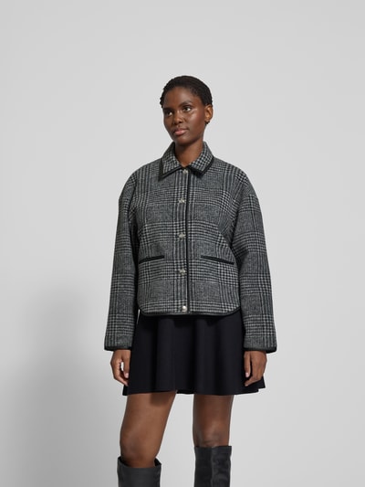 Frauenmodel trägt Jacke mit Knopfleiste von Anine Bing, mieszanka materiałów z dodatkiem wełny, luźny krój, kołnierzyk koszulowy, wpuszczane kieszenie, długość tyłu 60 cm, szerokość klatki piersiowej 57 cm, długość rękawów 53 cm; szaro-czarna kolorystyka i tekstura w kratę, całkowity widok z przodu