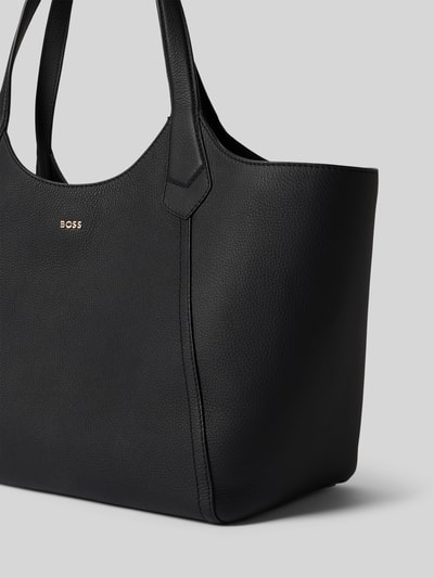 Produktfoto, Shopper mit Label-Schriftzug Modell 'LENAH NEW' von BOSS in schwarzer Lederoptik, echtes Leder, strukturierte Oberfläche, Schnallenverschluss, 2 Henkel, offene Innentasche, Innentasche mit Reißverschluss