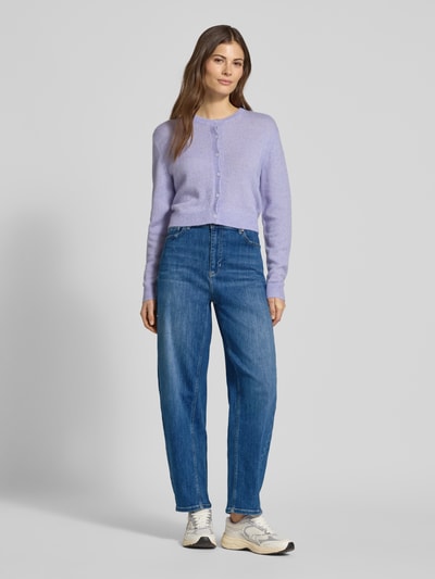Frauenmodel trägt Jeans in 7/8-Länge im Used-Look Modell 'HANNI' von Raffaello Rossi aus Baumwoll-Mix mit Stretch-Anteil, Relaxed-Fit, blauer Denim mit sichtbarer Textur, Eingrifftaschen, Bundweite 39 cm, Innenbeinlänge 71 cm, Ganzkörperansicht von vorne.