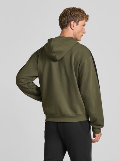 Männermodel trägt Regular Fit Sweatjacke aus Baumwoll-Mix Modell 'M 3S FL FZ HD' von adidas, Herrenkollektion adidas Sportswear, Ganzkörperansicht Rückansicht.