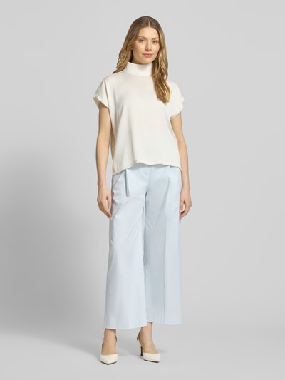 Frauenmodel trägt Regular Fit Chino aus Baumwoll-Mix Modell 'TULOTTA' von BOSS in Optik: Unifarben, mit seitlichen Eingrifftaschen und Label-Applikation, Ganzkörperansicht von vorne.