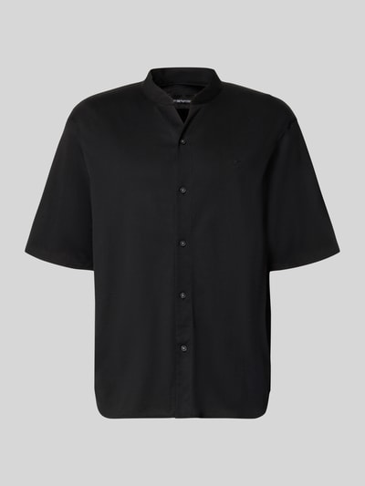 Produktfoto, schwarzes Regular Fit Freizeithemd mit V-Ausschnitt und Label-Stitching von Emporio Armani aus Reiner Baumwolle.