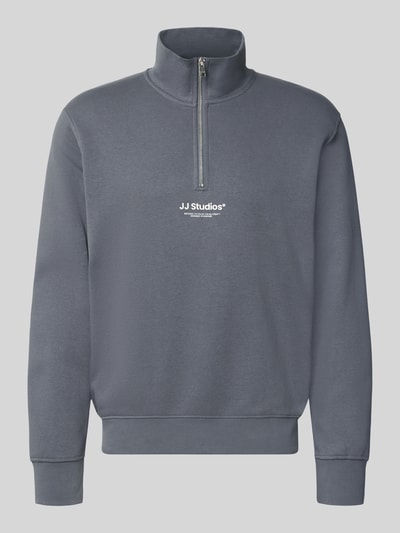 Produktfoto, Regular Fit Sweatshirt aus Baumwoll-Mix Modell 'Soho' von JACK & JONES in Grau mit Troyer-Kragen, Logo-Print und elastischen Abschlüssen.