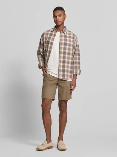 Mannenmodel draagt Shorts aus Leinen-Baumwoll-Mix Modell 'barton' van Matinique in regular fit met elastische band en tunnelkoord, mix van katoen en linnen, kleur beige, volledige lichaamsvoorzijde.
