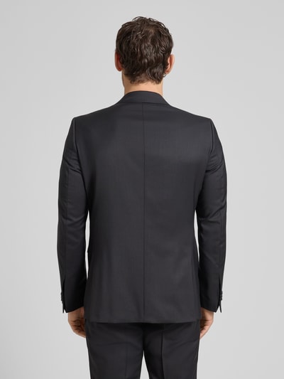 Męski model nosi Regular Fit 2-Knopf-Sakko Modell 'Colvin' od CG - Club of Gents, kolor czarny, głęboka faktura, materiał z czystej wełny, krój regular fit, patki, długość tyłu 74 cm, szerokość ramion 45 cm, długość rękawa 67 cm, widok całej sylwetki od tyłu