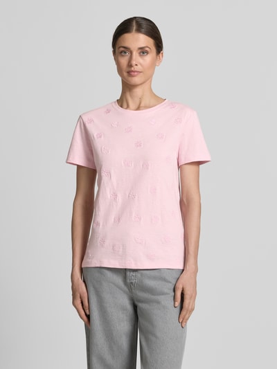 Vrouwenmodel draagt T-Shirt met Rundhalsausschnitt van Jake*s Casual, lichtroze katoen, rechte fit, textuurpatroon, volledige vooraanzicht.