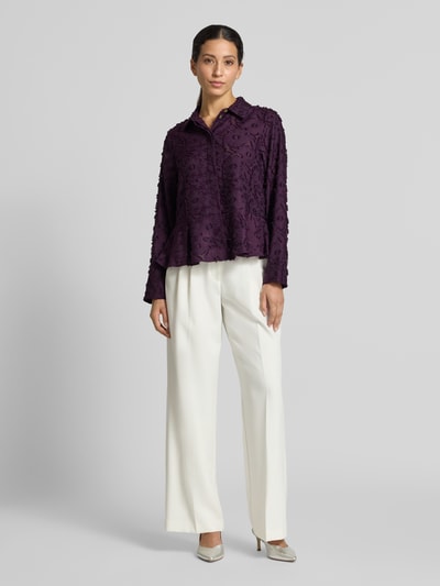 Frauenmodel trägt Regular Fit Hemdbluse mit Abdeckleiste von Rich & Royal in Dunkellila mit floralem Lochmuster, Ganzkörperansicht von vorne.