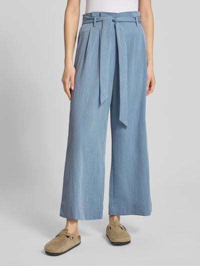 Kobiece model nosi spodnie z zakładkami w pasie Regular Fit Bundfaltenhose aus Viskose-Mix Modell 'MARSA' od Only, efekt: jednolity kolor, krój regular fit, wysoki stan, zakładki w pasie, falbany, szlufki na pasek, wiązany pasek, mieszanka wiskozy, z przodu widok całej sylwetki.