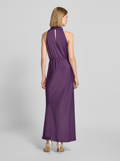 Frauenmodel trägt Cocktailkleid mit Schlüsselloch-Ausschnitt Modell 'PELLA' von YAS in Lila, taillierter Maxikleid-Schnitt, Material-Mix mit Stretch-Anteil, Ganzkörperansicht Rückansicht.