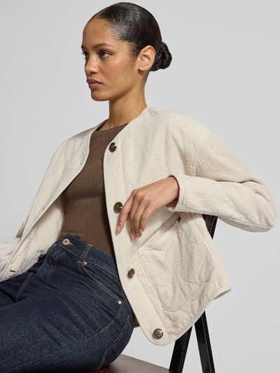 Vrouwenmodel draagt Jacke mit aufgesetzten Taschen van camel active in katoenmix met corduroy, recht, ronde hals, knoopsluiting, ganzkörperaanzicht van voren