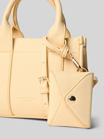 Produktfoto, Handtasche mit Tragehenkel Modell 'MELOY MINI TOTE' von Seidenfelt in beige mit Hauptfach, Reißverschluss, Label-Detail, feine Narbung, Maße 20 cm Breite, 16 cm Länge, 8 cm Tiefe, Schulterriemen 108 cm