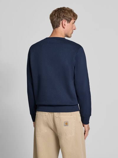 Männermodel trägt donkerblauw sweatshirt met labelprint Model 'RUSH' van JACK & JONES, katoenmix, los model, ribboorden, ruglengte maat M 67 cm, mouwlengte maat M 67 cm, ganzkörperansicht rückansicht