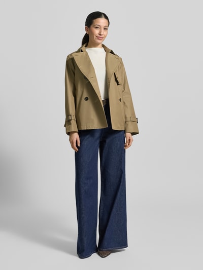 Frauenmodel trägt Cropped Trenchcoat aus Baumwoll-Mix von Weekend Max Mara in Beige, unifarben, Regular Fit, Ganzkörperansicht von vorne.