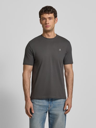 Männermodel trägt T-Shirt mit Label-Print von MARC O'POLO in Unifarbenes-Design und Gerader-Schnitt aus Reine Baumwolle, Nahaufnahme Oberkörper