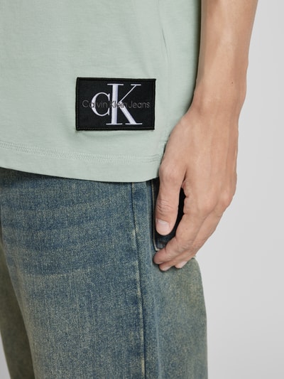 Calvin Klein Jeans T-shirt o kroju relaxed fit z okrągłym dekoltem Kamienny 3