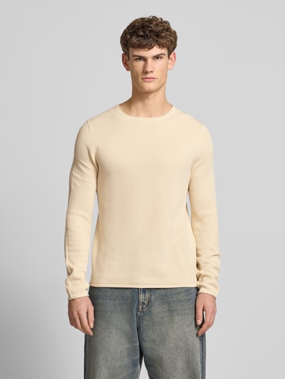 Mannenmodel draagt Basic Strickpullover met ronde hals en rolzoom van REVIEW, beige, regular fit, puur katoen, voorkant, busteshot.