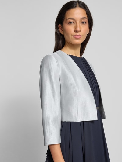 Frauenmodel trägt Bolero mit 3/4-Ärmel von Christian Berg Cocktail in silbergrauer Farbe, Viskose-Mix, Regular Fit, Nahaufnahme Oberkörper.