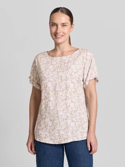 Frauenmodel trägt Relaxed Fit T-Shirt aus reiner Viskose von Christian Berg Woman mit floralen Allover-Print, Rundhalsausschnitt, Ganzkörperansicht von vorne.