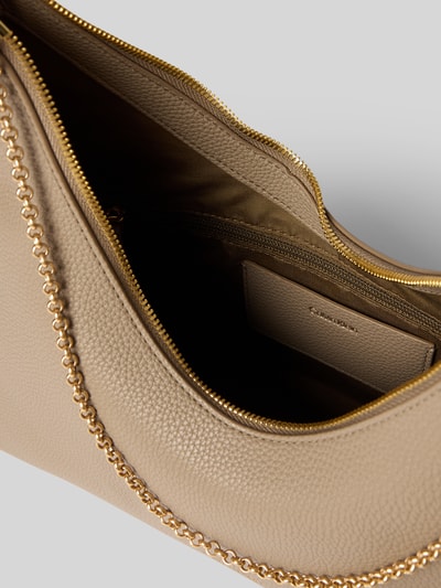 Produktfoto, Handtasche mit Label-Detail von CK Calvin Klein, beżowa faktura skóry, złote detale, Szerokość w rozmiarze 1: 24 cm, Długość: 27 cm, Głębokość: 11 cm, długość paska: 68 cm, główna przegroda na zamek, wewnętrzna kieszeń na zamek