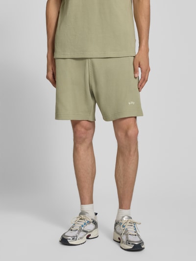 Männermodel trägt Shorts mit Strukturmuster und Label-Stitching von BLKVIS aus Reine Baumwolle im Regular-Fit, Ganzkörperansicht von vorne.