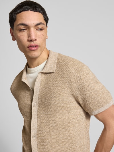 Männermodel trägt Regular Fit Freizeithemd mit Polokragen und Knopfleiste von Jack & Jones, beigefarbene Struktur, Nahaufnahme Oberkörper. Baumwoll-Mix, Modell GEORGE, schlichte Knopfleiste, sichtbare Textur.