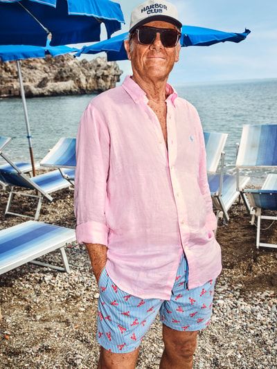 Männermodel trägt Regular Fit Badeshorts mit Allover-Motiv-Print von MCNEAL, Helldesign mit Elastischer Bund, Tunnelzug, Gesäßtasche, Ganzkörperansicht von vorne.