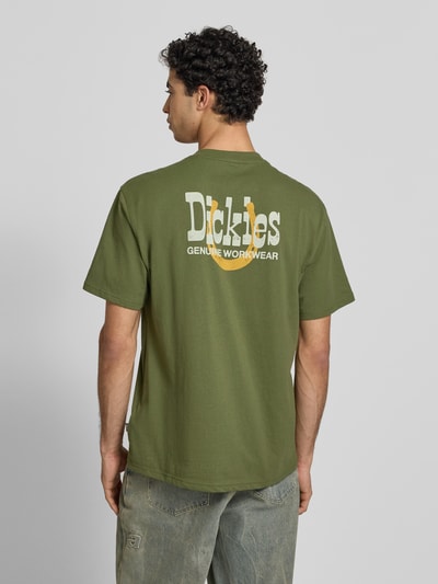 Männermodel trägt Herren T-Shirt mit Logo Modell 'VERNAL' von Dickies in Olivgrün aus Reiner Baumwolle und Relaxed-Fit, Ganzkörperansicht Rückansicht.