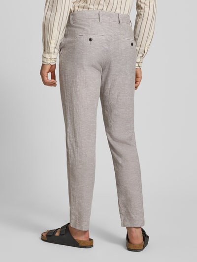 Männermodel trägt Tapered Fit broek met steekzakken model 'STACE' van Jack & Jones, materiaalmix met katoen, binnenbeenlengte 77 cm, bandwijdte 45 cm, model van achteren, Ganzkörperansicht Rückansicht