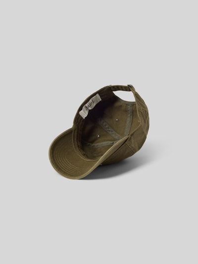 Produktfoto, Basecap mit Label-Stitching von Forét im Denim-Look, olivgrün, verstärkter Schirm, verstellbarer Riegel, Steppnähte.