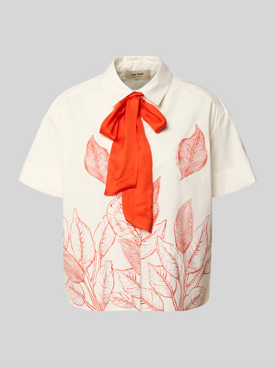 Produktfoto, Regular Fit Schluppenbluse mit Motiv-Print Modell 'Saras' von MOS MOSH in Creme mit roten Blättermotiven und rotem Schluppenband, reine Baumwolle, kurze Ärmel, feine Textur