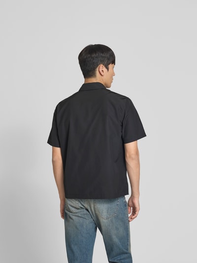 Männermodel trägt Freizeithemd mit Brusttasche von Moose Knuckles, Regular Fit in Schwarz, Kurzarm, Rückenansicht, Ganzkörperansicht Rückansicht.