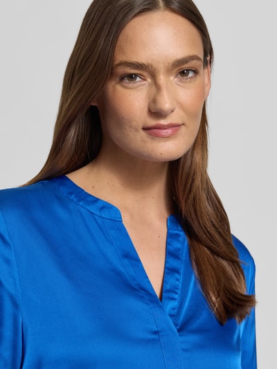Frauenmodel trägt Regular Fit Bluse mit V-Ausschnitt von Christian Berg Woman Selection in leuchtend Blau, glatte Textur, Nahaufnahme Oberkörper.
