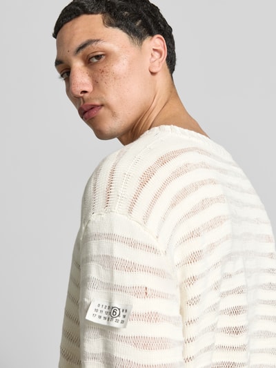 Männermodel trägt Relaxed Fit Pullover in Strick-Optik von MM6 Maison Margiela aus reiner Baumwolle, cremeweiß, Nahaufnahme Rückansicht.