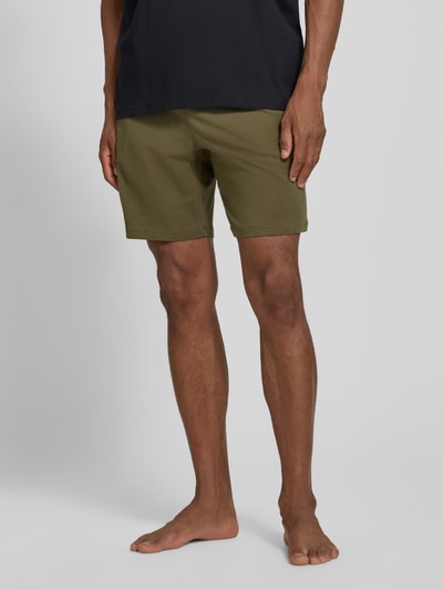 Männermodel trägt olivgrüne Regular Fit Sweatshorts aus Baumwoll-Mix Modell 'MIX&MATCH' von BOSS, Herren, Nahaufnahme Unterkörper.